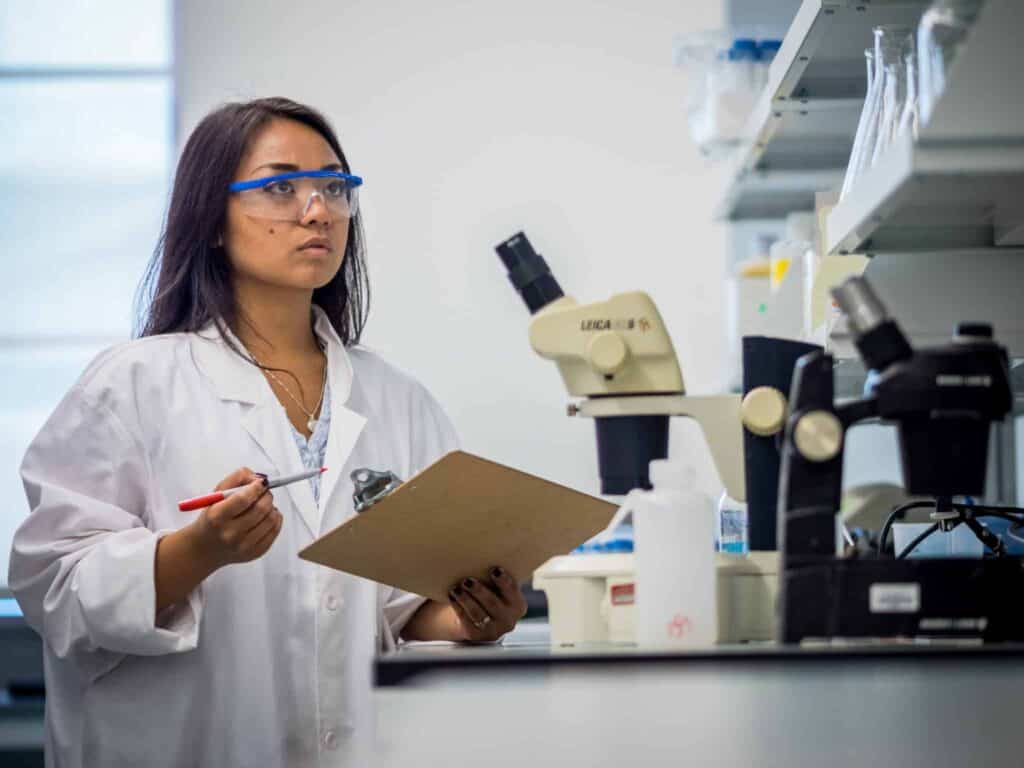 071315 7454 CELS students in lab